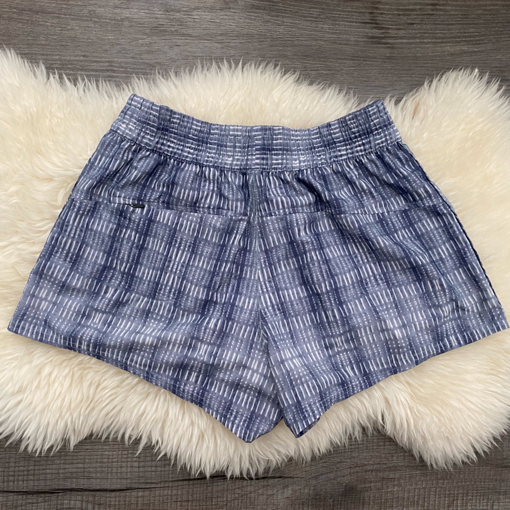 Vuori Women's Blue Patterned Athletic Shorts - Picture 4 of 4